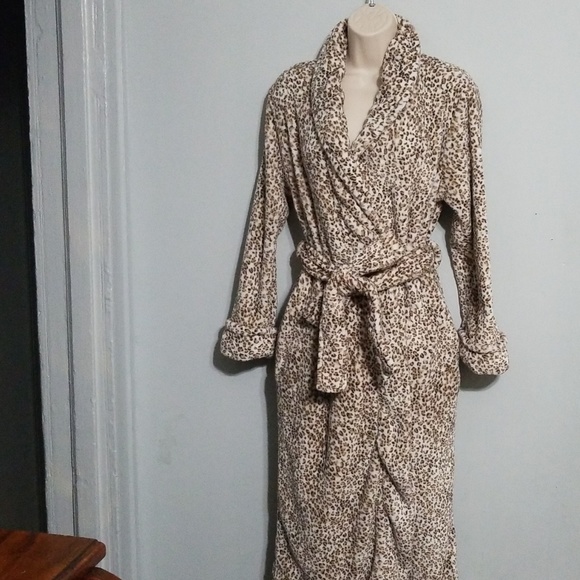 Oscar de la Renta buttery soft leopard print bathrobe - Picture 5 of 16